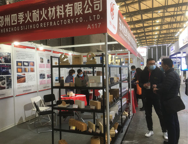 客戶詢問耐材產(chǎn)品，郭經(jīng)理跟客戶溝通具體的工況